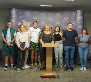 Plungės atviro jaunimo centro jaunuoliai bendrauja su LR Seimo nare Rimante Šalaševičiūte