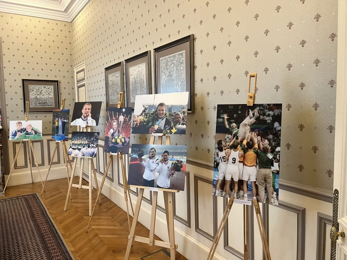 lietuvos-ambasadoje-paryziuje-–-olimpiniu-medalininku-nuotrauku-paroda