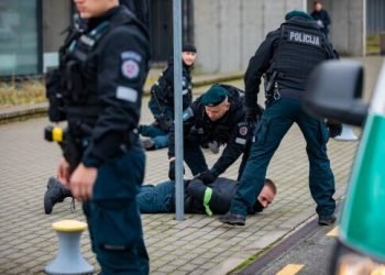 kaune-sulaikymo-bande-isvengti-vyrai-dar-labiau-prisidirbo-–-suzalojo-du-policininkus