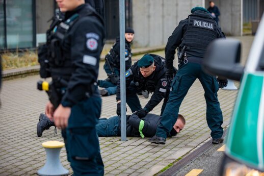 kaune-sulaikymo-bande-isvengti-vyrai-dar-labiau-prisidirbo-–-suzalojo-du-policininkus