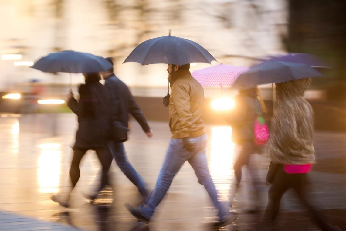 ruduo-i-sali-grizta-su-trenksmu:-merks-lietus,-o-medziu-stipruma-tikrins-galingi-vejai