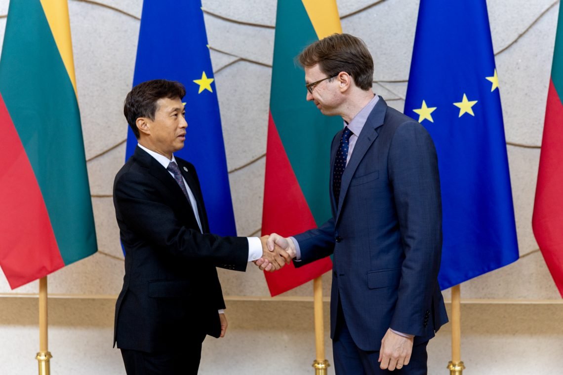 vyriausybes-vicekancleris-susitiko-su-korejos-respublikos-specialiuoju-pasiuntiniu-noh-jung-kwak