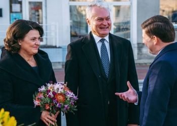 telsiuose-lankesi-lietuvos-respublikos-prezidentas-gitanas-nauseda-ir-pirmoji-ponia-diana-nausediene