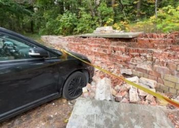 vilniuje-nuvirtusi-plytu-siena-apgadino-keturis-automobilius