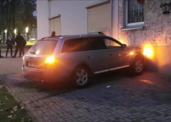 raseiniuose-automobilis-rezesi-i-vmi-pastato-siena