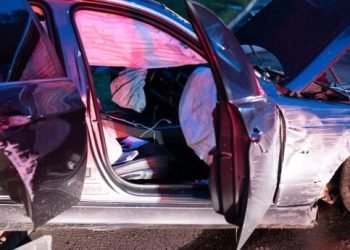 nakti-jurbarke-bmw-rezesi-i-stulpa,-sis-uzvirto-ant-automobilio