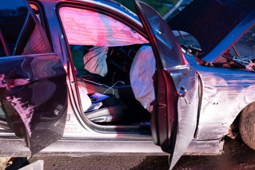 nakti-jurbarke-bmw-rezesi-i-stulpa,-sis-uzvirto-ant-automobilio