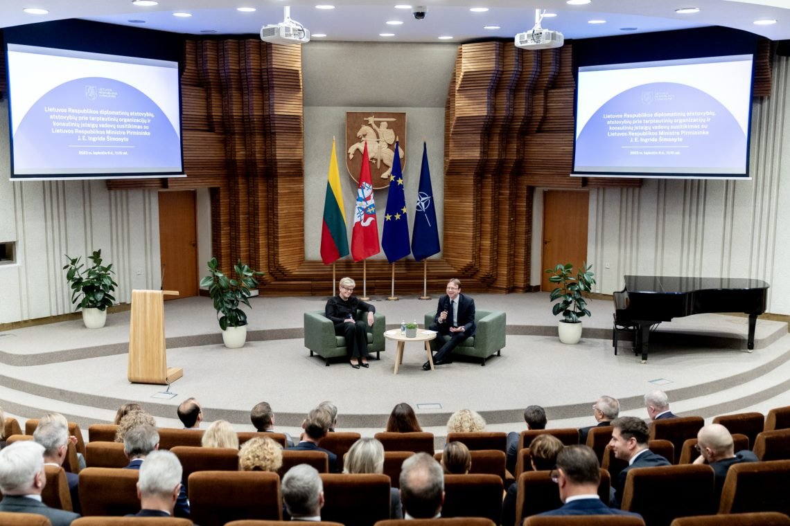 premjere-lietuvos-diplomatams:-demokratiniu-principu-ir-taisyklemis-gristos-pasaulines-tvarkos-islaikymas-yra-egzistencinis-lietuvos-interesas