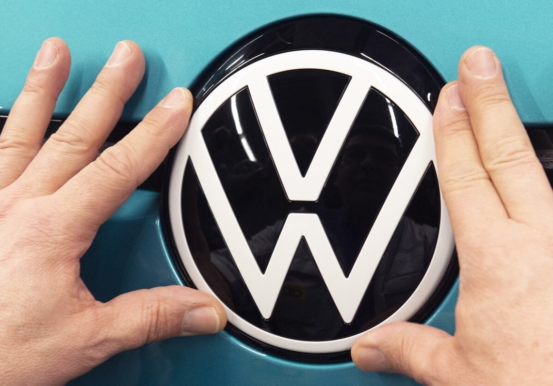 pritrukus-varikliu,-„volkswagen“-gamykloje-vokietijoje-stabdoma-elektromobiliu-gamyba