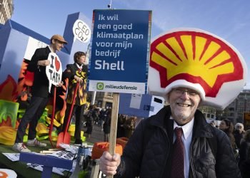 amsterdame-desimtys-tukstanciu-demonstrantu-susirinko-i-eitynes-pries-klimato-kaita