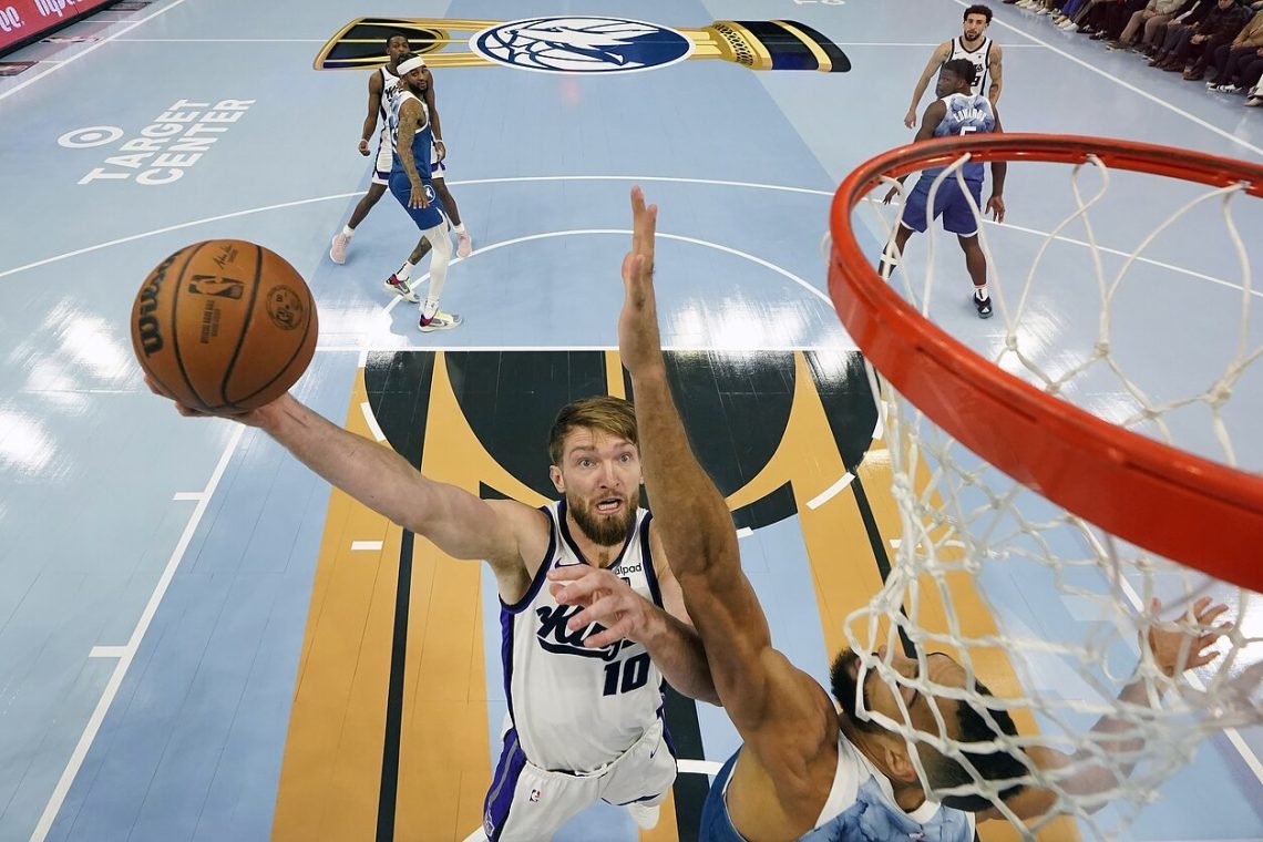 vel-galingai-zaides-sabonis-dvigubu-dubliu-prisidejo-prie-„kings“-sugrizimo-i-pergaliu-kelia