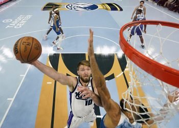 vel-galingai-zaides-sabonis-dvigubu-dubliu-prisidejo-prie-„kings“-sugrizimo-i-pergaliu-kelia