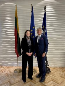 Prancūzijos ambasadorė Lietuvoje Alix Victoria Everard, ir Uosto direkcijos vadovas Algis Latakas.