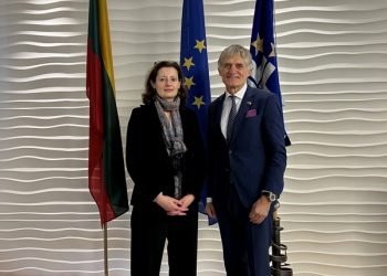 Prancūzijos ambasadorė Lietuvoje Alix Victoria Everard, ir Uosto direkcijos vadovas Algis Latakas.