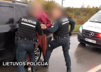 klaipedoje-sustabdyto-„mercedes-benz“-vairuotojas-puole-policininkus,-vienam-pareigunui-prireike-mediku