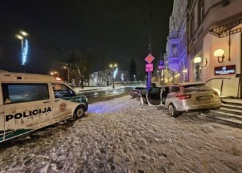 vilniuje-prie-iejimo-i-viesbuti-„kempinski-grand-hotel“-girtuteles-vairuotojos-automobilis-rezesi-i-stulpa