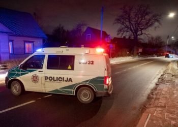 girto-vairuotojo-gaudynes-kaune:-vyras-stabdomas-nestojo,-o-veliau-automobiliu-kliude-ir-suzalojo-policininko-ranka