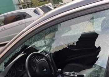 ispuolis-kaune:-kieme-vyra-ir-moteri-suzaloje-uzpuolikai-isdauze-ju-automobilio-stiklus