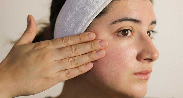 Veido kosmetikos ingredientai norint atkurti pažeistą odos hidrolipidinį barjerą