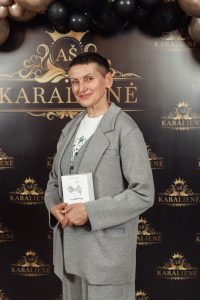 Motyvacinis renginys moterims „Aš karalienė“ .Edita Vigelytė turėjo garbės šimtinei moterų auditorijai atskleisti parfumerijos pasaulio mitus.