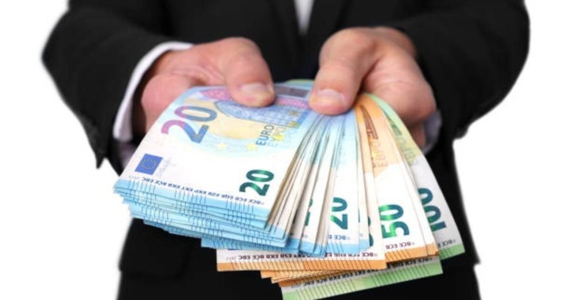 klausimai,-kuriuos-turetumete-sau-uzduoti-pries-imant-greitaji-kredita