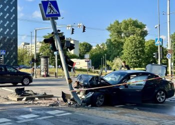 tarnybos-isskubejo-i-avarija-vilniuje:-susidure-du-automobiliai,-bmw-rezesi-dar-ir-i-stulpa