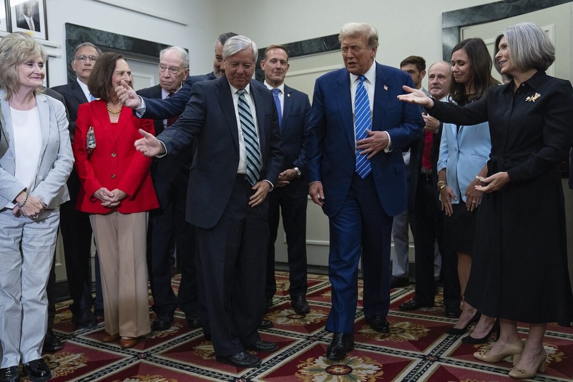 i-vasingtona-sugrizusi-trumpa-entuziastingai-sutiko-respublikonu-istatymu-leidejai