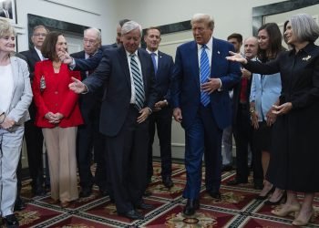 i-vasingtona-sugrizusi-trumpa-entuziastingai-sutiko-respublikonu-istatymu-leidejai