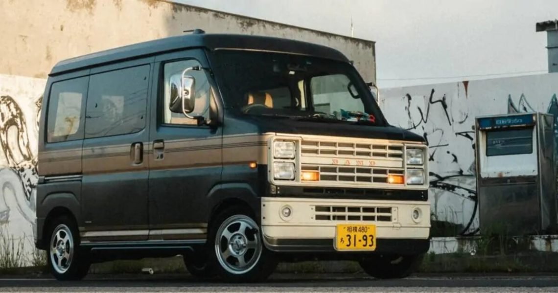 minimalaus-„chevrolet”-kopija:-japonijoje-pristatytas-originalus-80-uju-stiliaus-minivenas