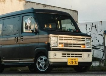 minimalaus-„chevrolet”-kopija:-japonijoje-pristatytas-originalus-80-uju-stiliaus-minivenas
