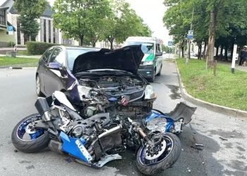vilniuje-per-avarija-suzalotas-motociklo-vairuotojas