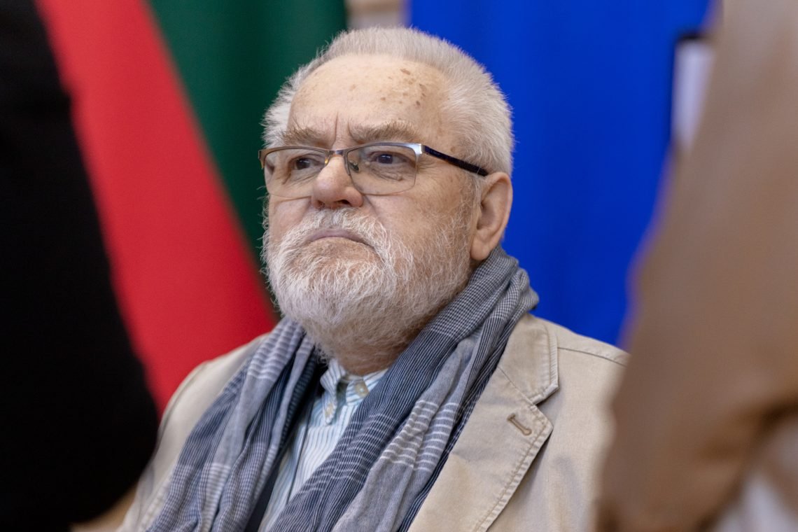 ministre-pirmininke-sveikina-fotomenininka-antana-sutku-jubiliejaus-proga