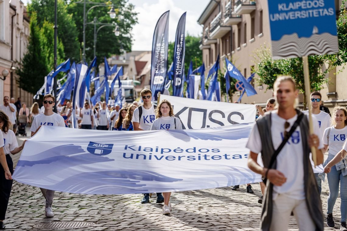 90-ąjai Jūros šventės eisenai  išskirtinai gausi Klaipėdos universiteto komanda