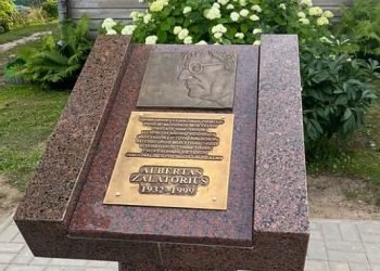 varniuose-atidengti-atminimo-zenklai-mokyklai-ir-mokytojui-albertui-zalatoriui-bei-adomo-zavadzkio-knygynui-ir-jo-darbuotojams