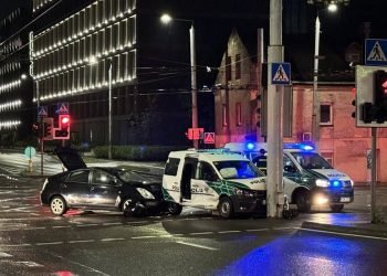 vilniuje-i-avarija-pateko-policijos-automobilis,-po-smugio-i-sona-rezesi-i-stulpa