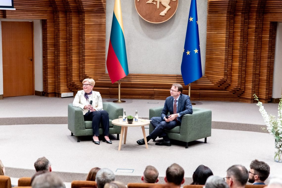 premjere-ambasadoriu-suvaziavime:-pasaulio-tvarka-neturi-remtis-kumscio-„teise“-–-dekoju-lietuvos-diplomatams-uz-tvirta-salies-interesu-gynima
