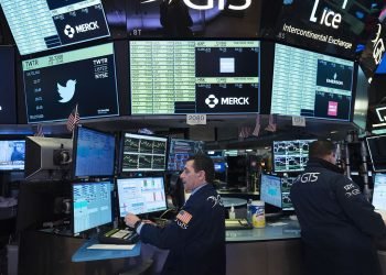 po-masiniu-it-sutrikimu-–-„crowdstrike“-akcijos-ciuozia-zemyn
