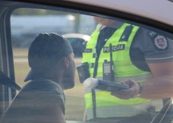 vilniuje-girtas-vairuotojas-rezesi-i-salikeleje-stovejusius-automobilius
