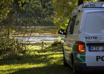 netoli-vievio-zmogus-pastebejo-neries-upeje-plaukiancia-negyva-moteri