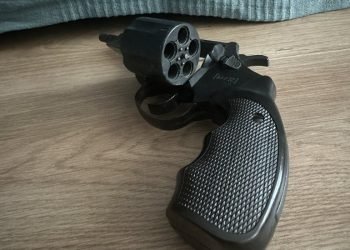 atvykus-policijai,-vyras-is-po-lovos-issitrauke-pistoleta
