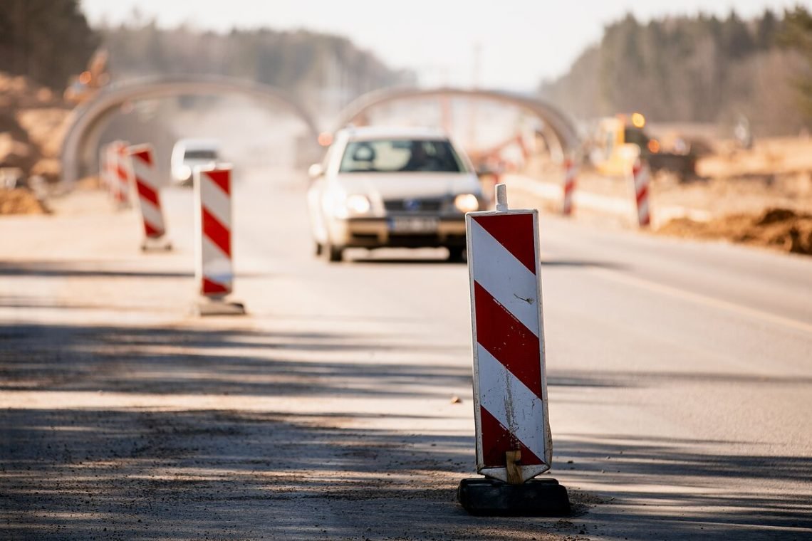 i-automobili-atskriejes-akmenukas-pridare-zalos-uz-beveik-9-tukst.-euru