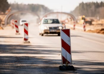 i-automobili-atskriejes-akmenukas-pridare-zalos-uz-beveik-9-tukst.-euru