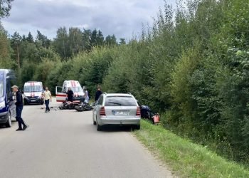 ziauri-avarija-kretingos-rajone-–-zuvo-automobilio-vairuotojas-ir-motocikla-vairaves-policijos-pareigunas