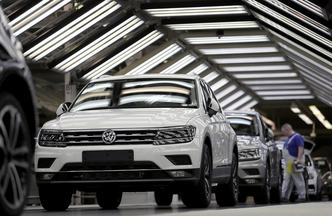 „volkswagen“-svarsto-uzdaryti-gamyklas,-profsajungos-kalba-apie-neparuostus-namu-darbus