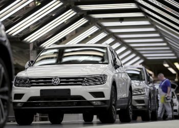 „volkswagen“-svarsto-uzdaryti-gamyklas,-profsajungos-kalba-apie-neparuostus-namu-darbus