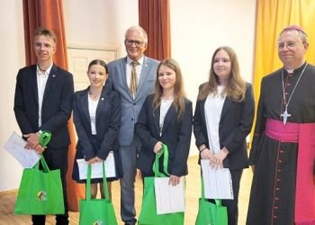 patriotiskiems-moksleiviams-–-padekos-ir-stipendijos