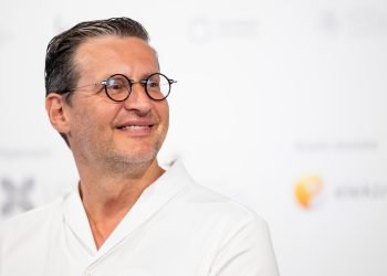 premjere-pasveikino-dirigenta-modesta-pitrena-jubiliejaus-proga