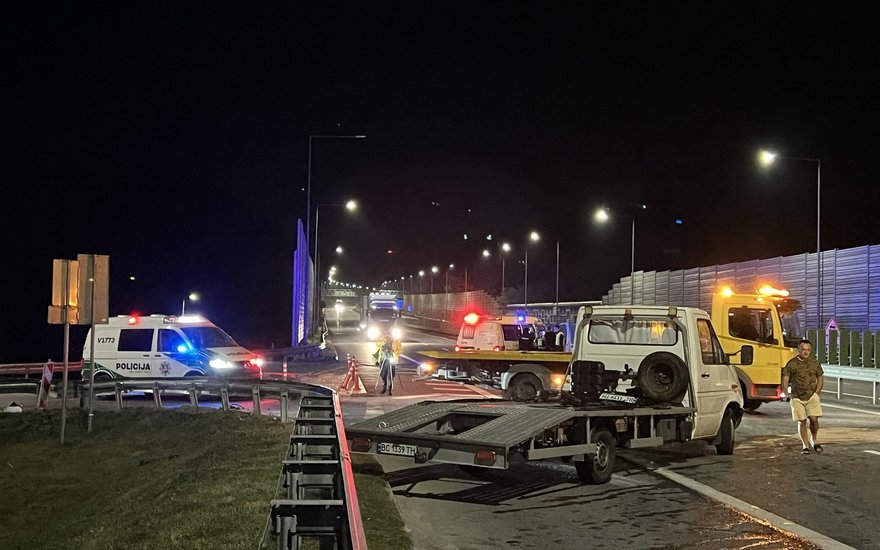 avarija-magistraleje-a1-–-prie-vilniaus-apvirto-automobilvezis,-eismas-sustabdytas