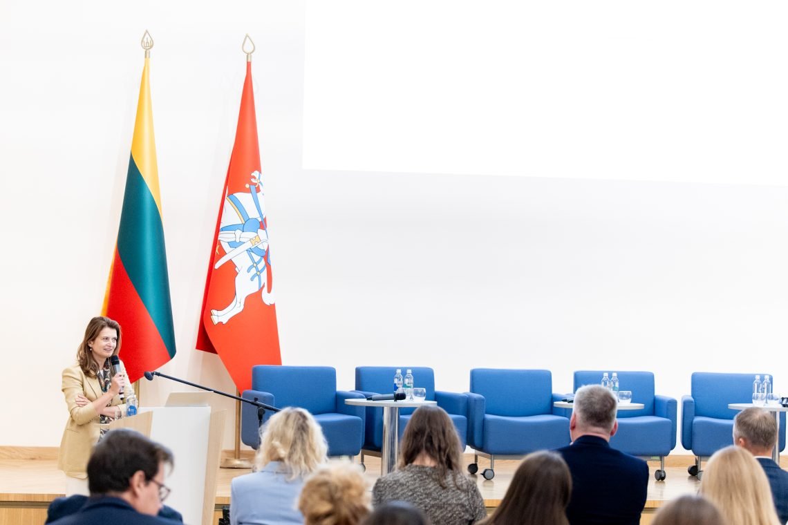 kanclere-apie-lietuvos-pazanga-vystomojo-bendradarbiavimo-srityje:-ismokome-ne-tik-perduoti-zinias,-bet-ir-kur-kas-daugiau