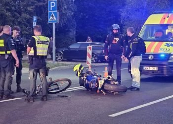 vilniuje-motociklas-partrenke-uzsieniete-dviratininke